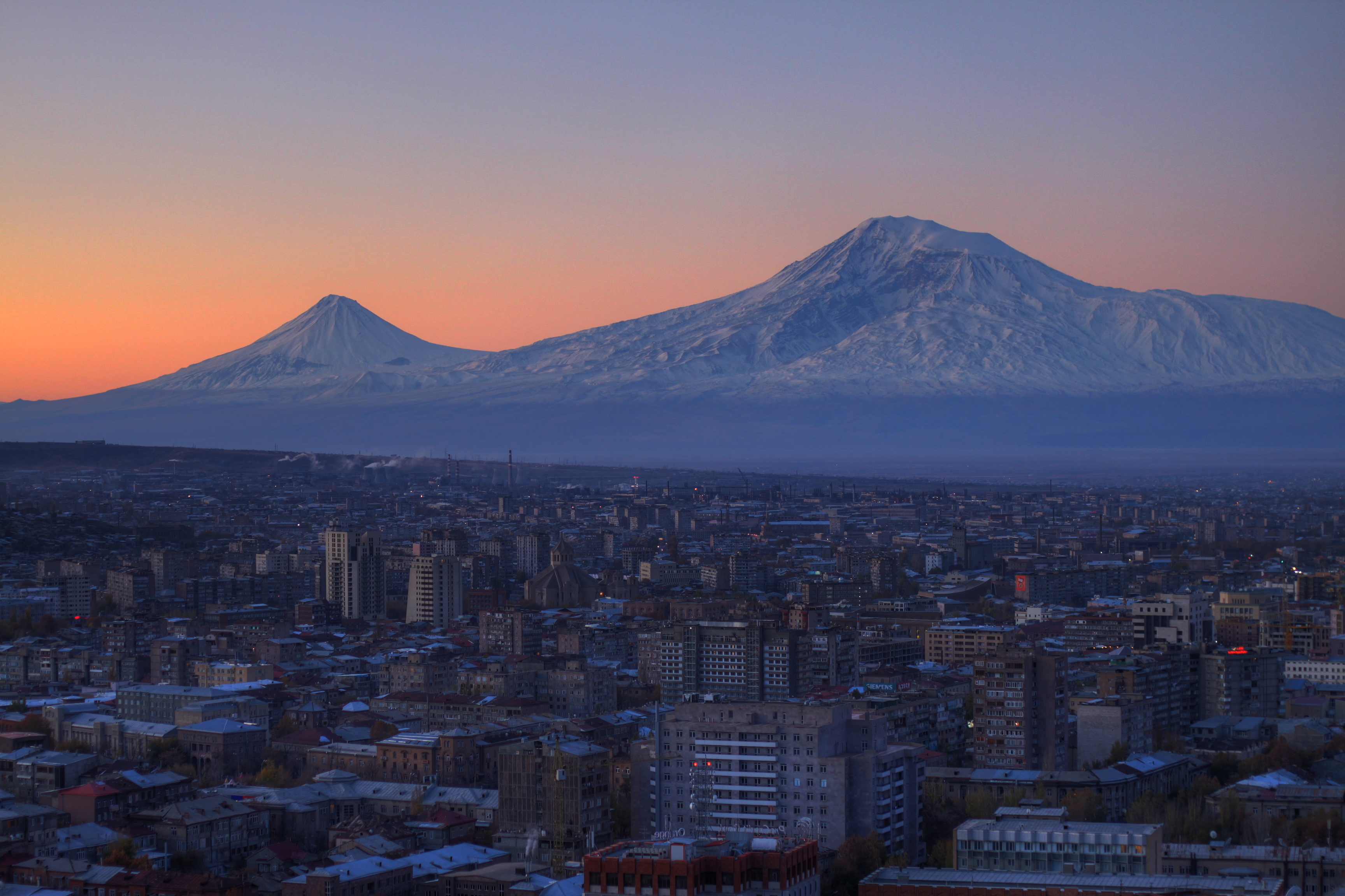 Гора в ереване. Гора Масис Армения. Ереван гора Арарат. Арарат вид со стороны Турции. Гора Арарат сис Масис.